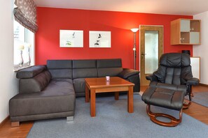 Wohnzimmer mit integriertem Küchenbereich