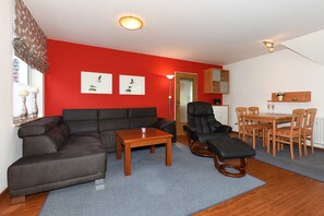 Wohnzimmer mit integriertem Küchenbereich