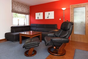 Wohnzimmer mit integriertem Küchenbereich