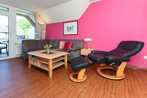Wohnzimmer mit integriertem Küchenbereich