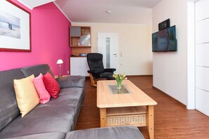 Wohnzimmer mit integriertem Küchenbereich