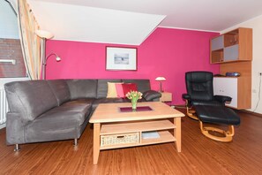 Wohnzimmer mit integriertem Küchenbereich