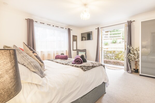 Bedroom with direct access to the private garden