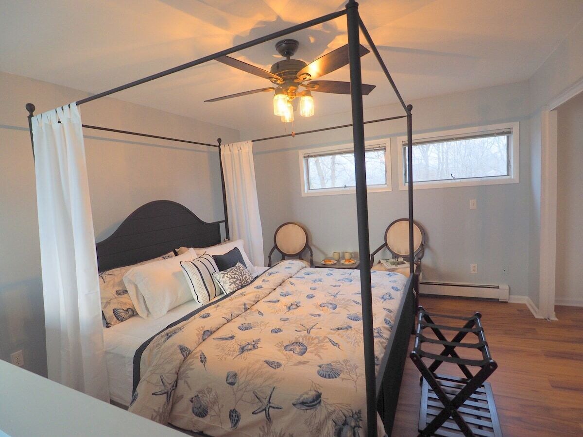 Morgan · Casa al Mare Beachfront Retreat King Bed Near Yale