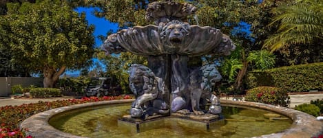 Beautiful Lion Fountain in main Driveway