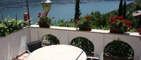 Sitzplatz auf der Terrasse neben dem Grill