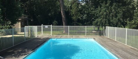 La piscine au coeur du parc arboré.