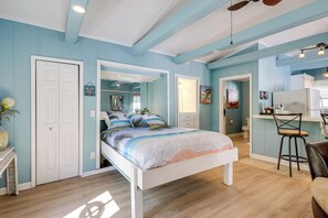 Studio | Queen Murphy Bed | Linens Provided