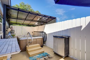 Private Hot Tub | Self Check-In | 9 Mi to Ruby Falls