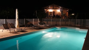 La piscine et la maison by night