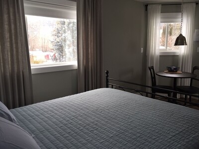 Charming Studio Suite in Quaint Summerland Neighbourhood