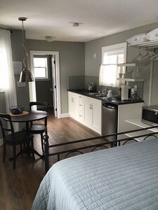 Charming Studio Suite in Quaint Summerland Neighbourhood