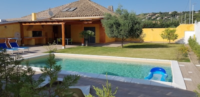 Villa Chloe, a pocos km de Cagliari con piscina privada, jardín, césped verde.