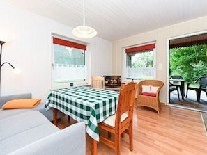 Wohnzimmer mit integriertem KĂŒchenbereich