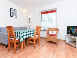 Wohnzimmer mit integriertem KĂŒchenbereich