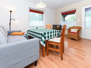 Wohnzimmer mit integriertem Küchenbereich