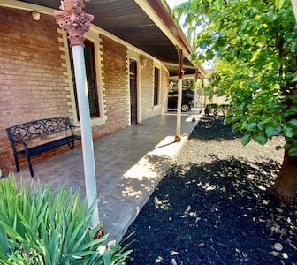 Home on Hume...
Central! Garden! Pets! Parking!