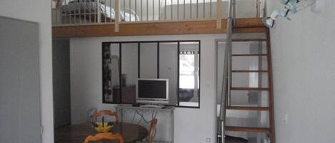 Intérieur du gîte avec la mezzanine