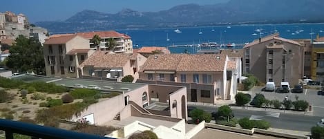 vue de la terrasse de l'appartement : baie de Calvi