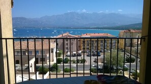 la baie et les montagnes en vue directe