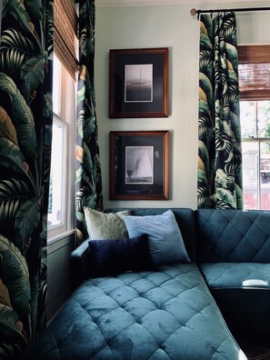 A bold, tropical decor sets the mood in the living room.