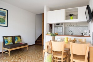 Make a quick meal in the kitchenette.