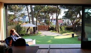 Jardin classĂ© remarquable sous les pins et vue sur lâocĂ©an entre les maisons