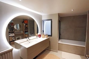 Salle de bain rée de chaussée