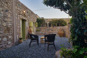 the gravel yard is an  ideal space to relax at the end of the day