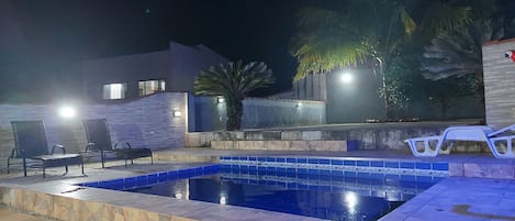 piscina com grande área externa 