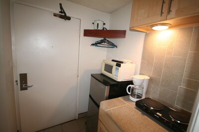 HAWAIIAN MONARCH 4 -STUDIO WITH MINI KITCHENETTE