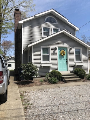 Parking available in the driveway to the side and parking in front of the house!