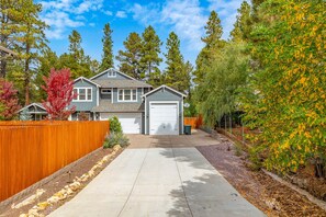 Long driveway with plenty of parking!