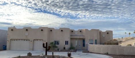 Santa Fe style 5 bedroom, 4 bathroom home near golf course and middle of town.