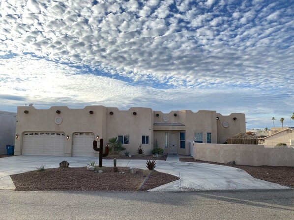 Santa Fe style 5 bedroom, 4 bathroom home near golf course and middle of town.