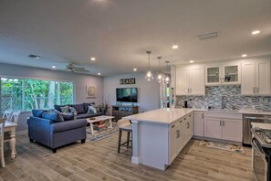 Interior | Open Floor Plan | Free WiFi | Beach Décor