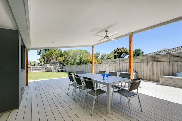 Outdoor alfresco dining for up to 8 guests