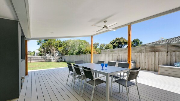 Outdoor alfresco dining for up to 8 guests