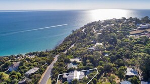 Ellerina 200m walk to Safety Beach and a 5 minute drive to Mount Martha Shops