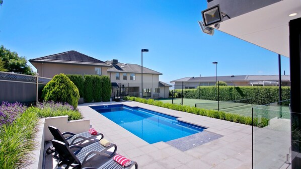 Vue de la Mer Heated Pool, Spa and Outdoor Tennis Court