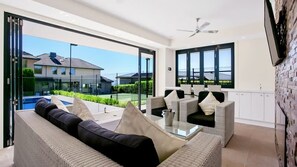 Vue de la Mer Outdoor Cabana Pool House