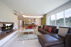3 Bedroom Lakeview Premier Suite #1