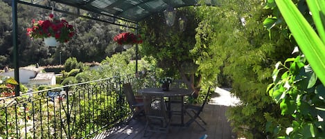 Terrasse Pergola...toujours à l'ombre et dans la fraîcheur végétale