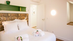 A comfortable bedroom with plenty of natural light and a queen-sized bed, ready to accommodate 2 guests.
#naturallight #comfort #safety #portugal #pt #lisbon