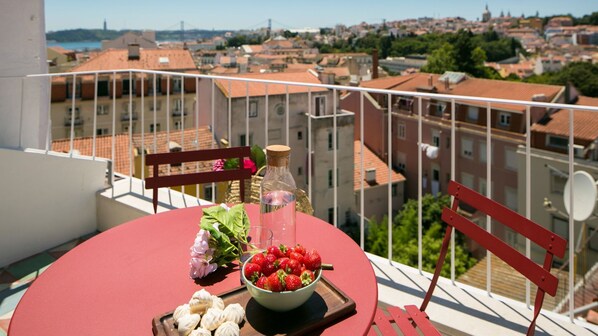A beautiful balcony with a stunning view over Lisbon.
#cityview #outdoor #balcony #portugal #pt #lisbon