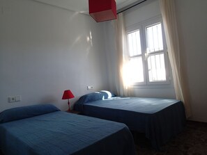 Schlafzimmer mit 2 Betten