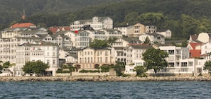 Blick auf die Altstadt und die Villa Fernsicht. Im Hintergrund der Nationalpark.