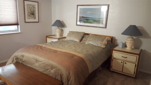 Master bedroom w/ Queen bed