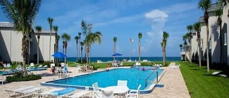 2 Large pools, 1 heated -Jan-Mar
2 baby pools, chaise lounges, tables ,umbrellas