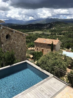 LA PISCINE VUE DU SOLARIUM